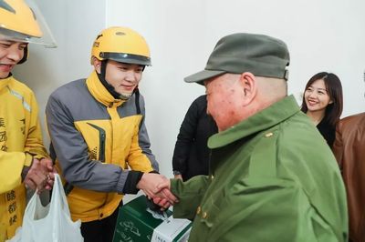 美团骑手党员 传雷锋精神，递暖心服务